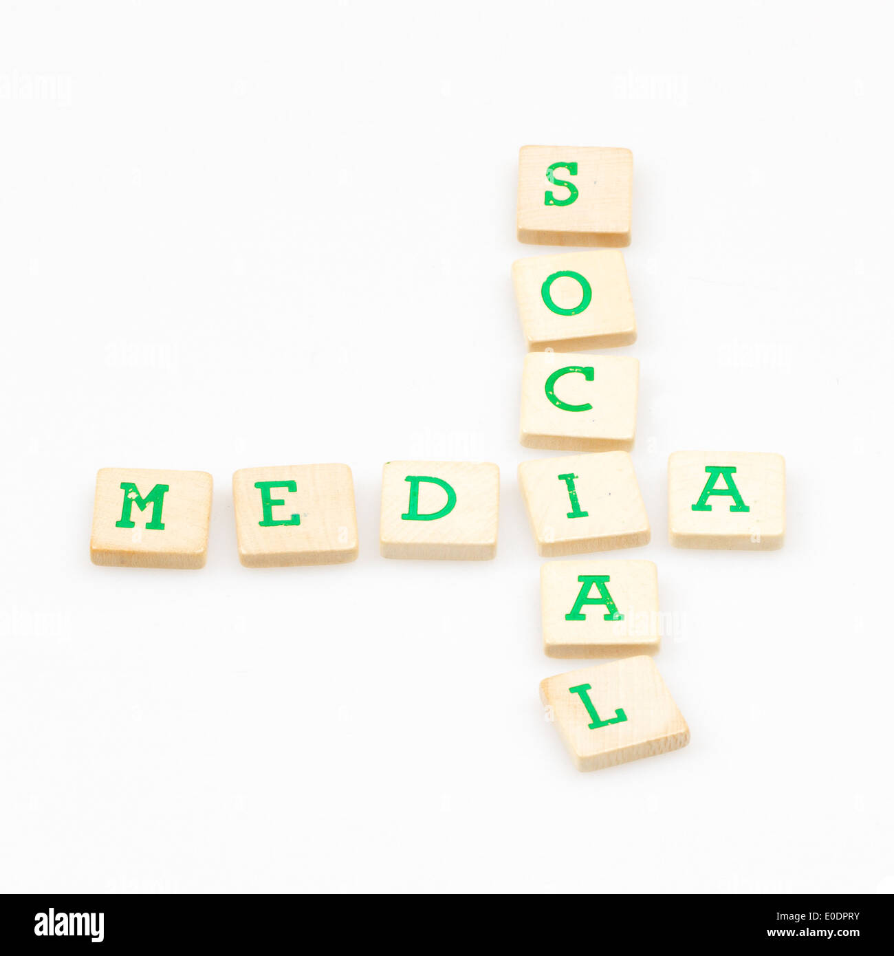 Social-Media geschrieben in einem Kreuzworträtsel auf weißem Hintergrund Stockfoto