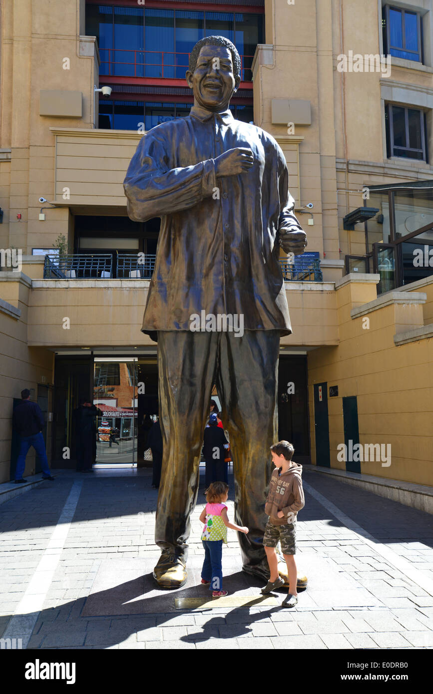 Nelson Mandela Statue in Nelson Mandela Square, CBD, Sandton, Johannesburg, Provinz Gauteng, Südafrika Stockfoto