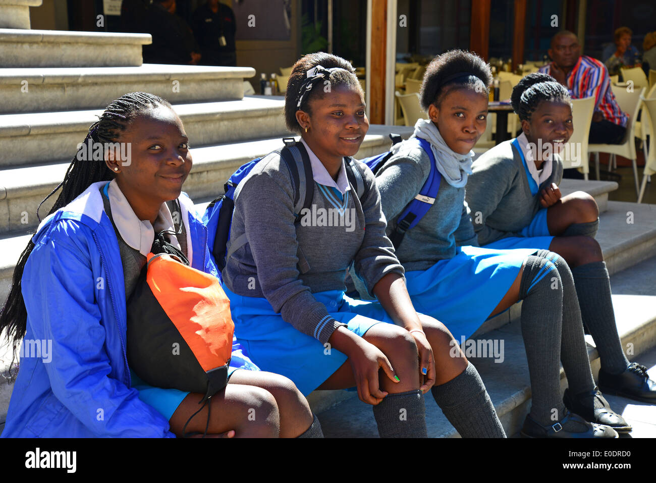 Schwarze Schülerinnen sitzen auf dem Nelson Mandela Square, CBD, Sandton, Johannesburg, Gauteng Province, Republik Südafrika Stockfoto