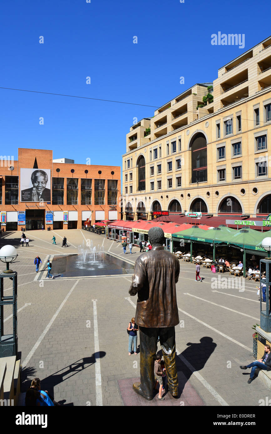 Nelson Mandela Statue in Nelson Mandela Square, CBD, Sandton, Johannesburg, Provinz Gauteng, Südafrika Stockfoto