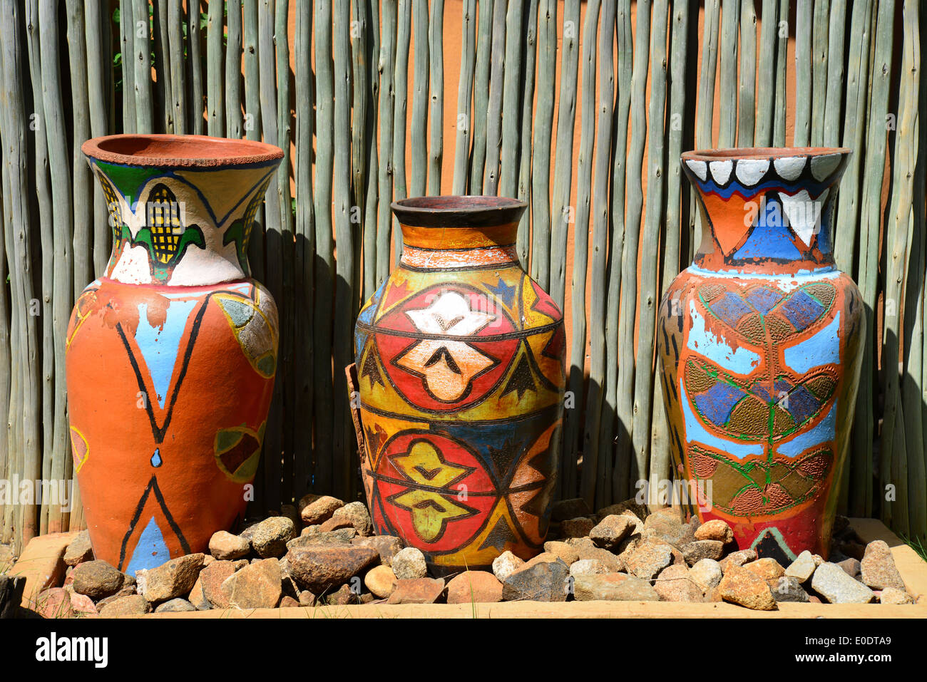 Bunte Vasen, Motseng Cultural Village, Sun City Resort, Pilanesberg, North West Province, Südafrika Stockfoto