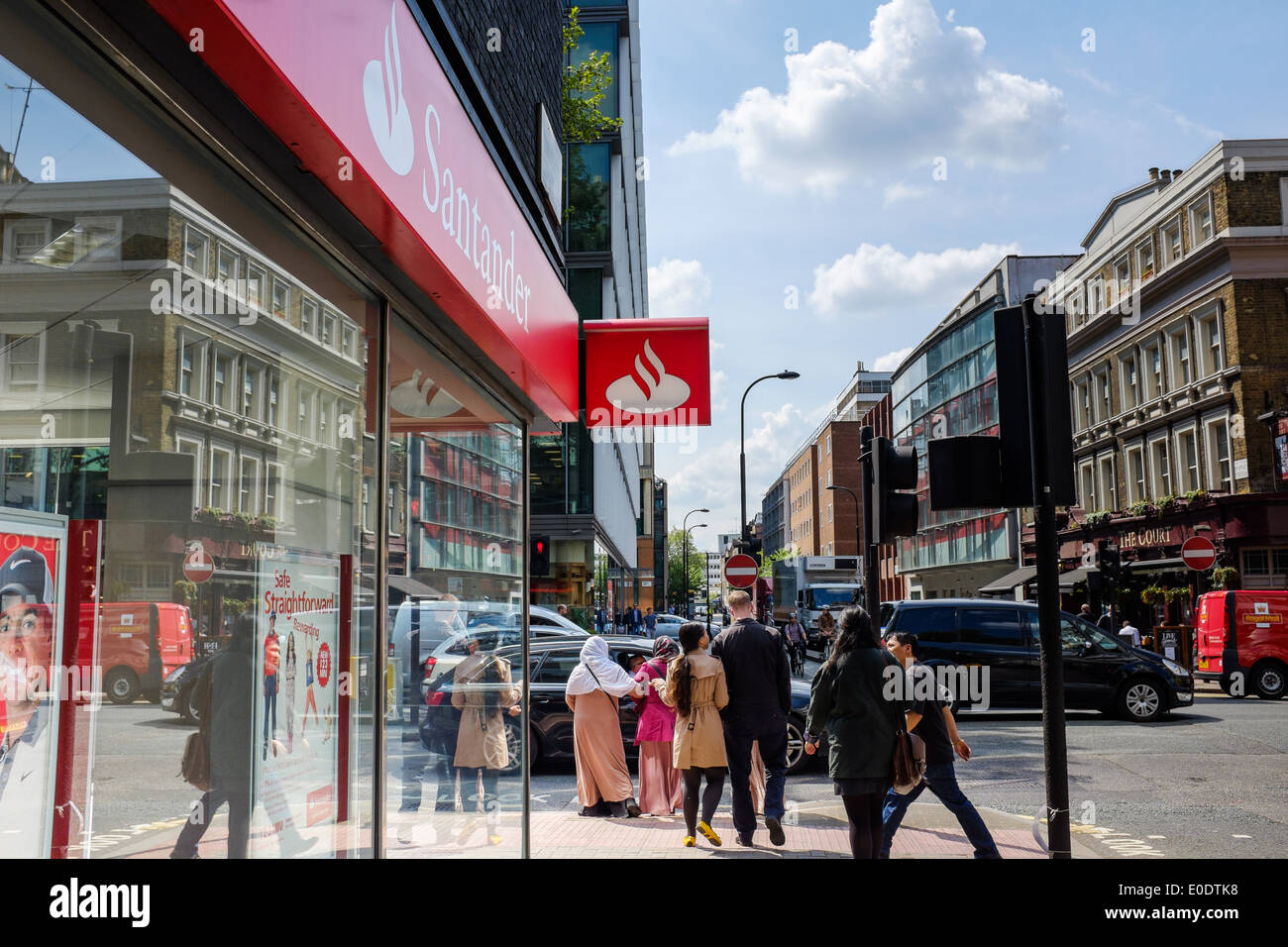 Eine Hauptstraße Verzweigung von der Santander Bank auf Tottenham Court Road, London, England, Vereinigtes Königreich, England, Brite/Britin an einem sonnigen Tag. Stockfoto