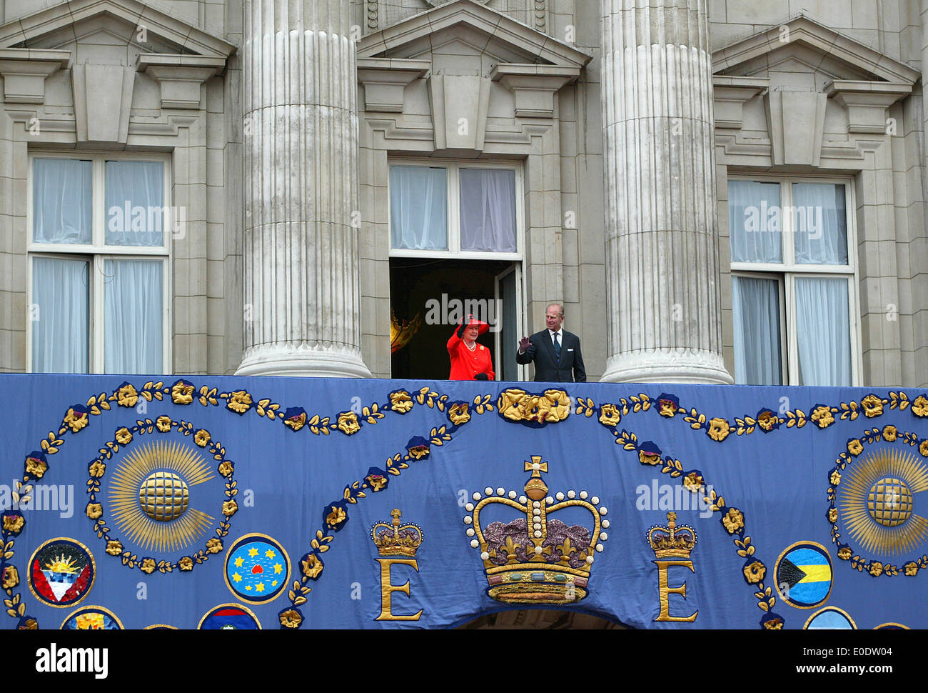 Die britische Königin Elizabeth II auf dem Balkon des Buckingham Palace während der Goldene Jubiläumsfeier in London 2002 Stockfoto