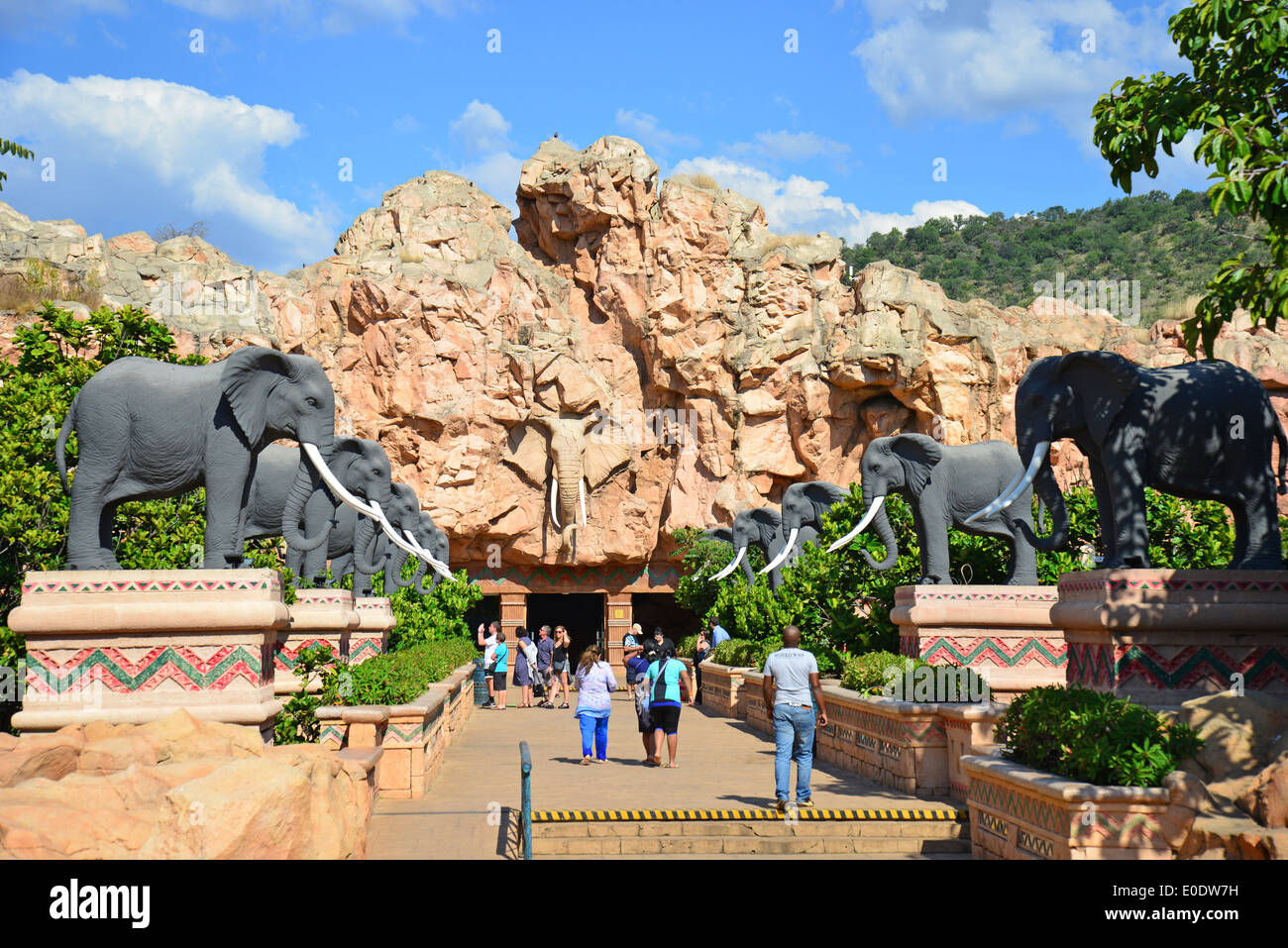 Elefantenstatuen auf der Brücke der Zeit, Valley of Waves, Sun City holiday Resort, Pilanesberg, North West Province, Südafrika Stockfoto