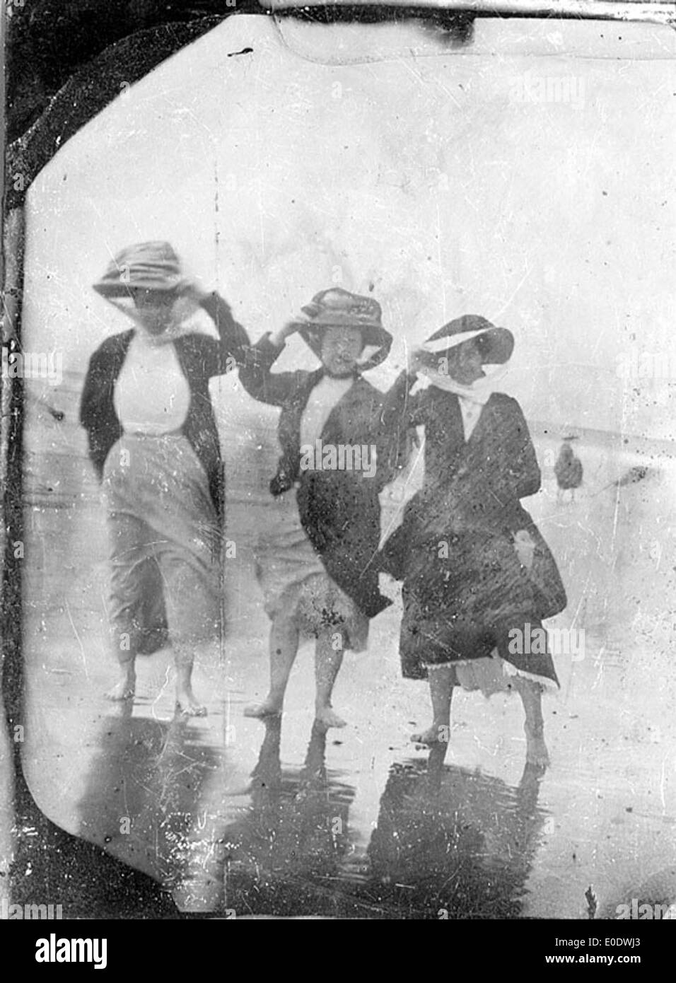 Alte frauen am strand SchwarzweißStockfotos und bilder Alamy