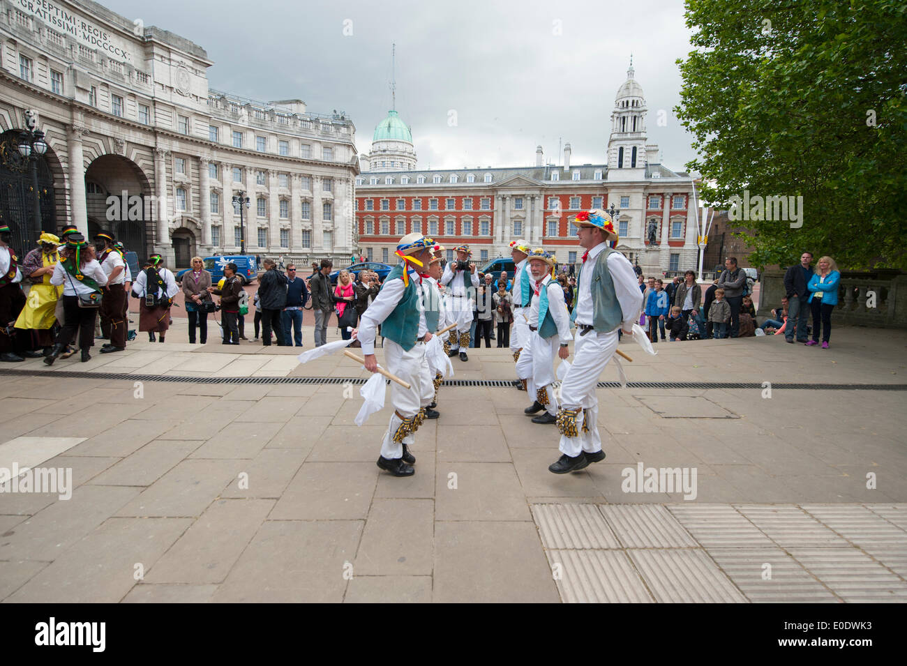 Admiralty Arch, Mall, London. 10. Mai 2014.  Icknield Way Morris Männer führen eine traditionellen Tanz Anzeige während des Westminster Morris Männer Tag des Tanzes umfasst traditionelle Cotswold Morris, Molly Dancing und rhythmische Clog tanzen. Bildnachweis: Malcolm Park Leitartikel/Alamy Live-Nachrichten Stockfoto