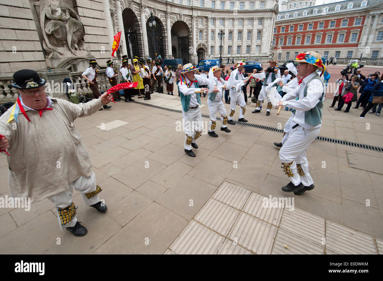 Admiralty Arch, Mall, London. 10. Mai 2014.  Icknield Way Morris Männer führen eine traditionellen Tanz Anzeige während des Westminster Morris Männer Tag des Tanzes umfasst traditionelle Cotswold Morris, Molly Dancing und rhythmische Clog tanzen. Bildnachweis: Malcolm Park Leitartikel/Alamy Live-Nachrichten Stockfoto