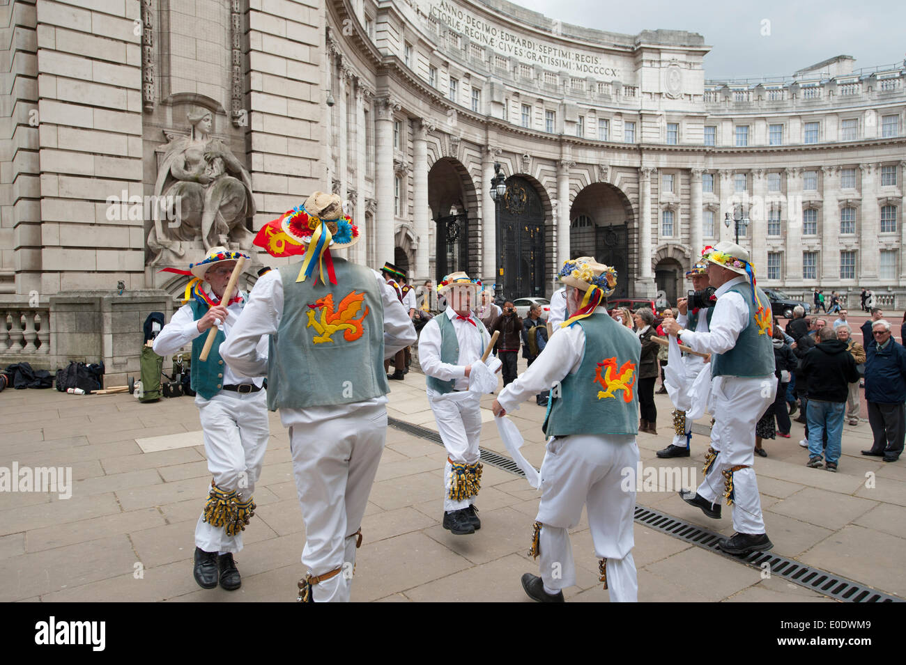 Admiralty Arch, Mall, London. 10. Mai 2014.  Icknield Way Morris Männer führen eine traditionellen Tanz Anzeige während des Westminster Morris Männer Tag des Tanzes umfasst traditionelle Cotswold Morris, Molly Dancing und rhythmische Clog tanzen. Bildnachweis: Malcolm Park Leitartikel/Alamy Live-Nachrichten Stockfoto