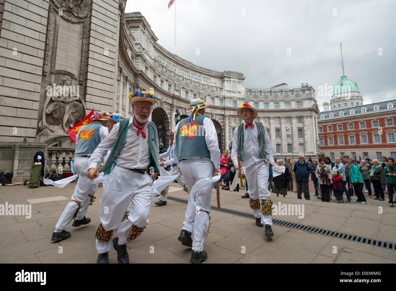 Admiralty Arch, Mall, London. 10. Mai 2014.  Icknield Way Morris Männer führen eine traditionellen Tanz Anzeige während des Westminster Morris Männer Tag des Tanzes umfasst traditionelle Cotswold Morris, Molly Dancing und rhythmische Clog tanzen. Bildnachweis: Malcolm Park Leitartikel/Alamy Live-Nachrichten Stockfoto