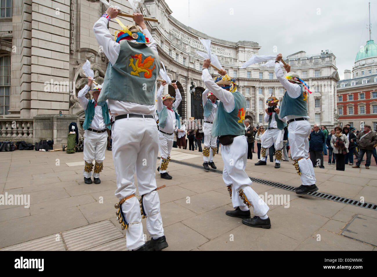 Admiralty Arch, Mall, London. 10. Mai 2014.  Icknield Way Morris Männer führen eine traditionellen Tanz Anzeige während des Westminster Morris Männer Tag des Tanzes umfasst traditionelle Cotswold Morris, Molly Dancing und rhythmische Clog tanzen. Bildnachweis: Malcolm Park Leitartikel/Alamy Live-Nachrichten Stockfoto