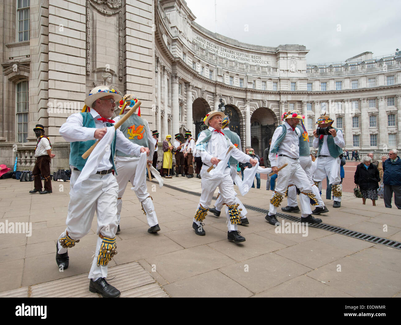 Admiralty Arch, Mall, London. 10. Mai 2014.  Icknield Way Morris Männer führen eine traditionellen Tanz Anzeige während des Westminster Morris Männer Tag des Tanzes umfasst traditionelle Cotswold Morris, Molly Dancing und rhythmische Clog tanzen. Bildnachweis: Malcolm Park Leitartikel/Alamy Live-Nachrichten Stockfoto