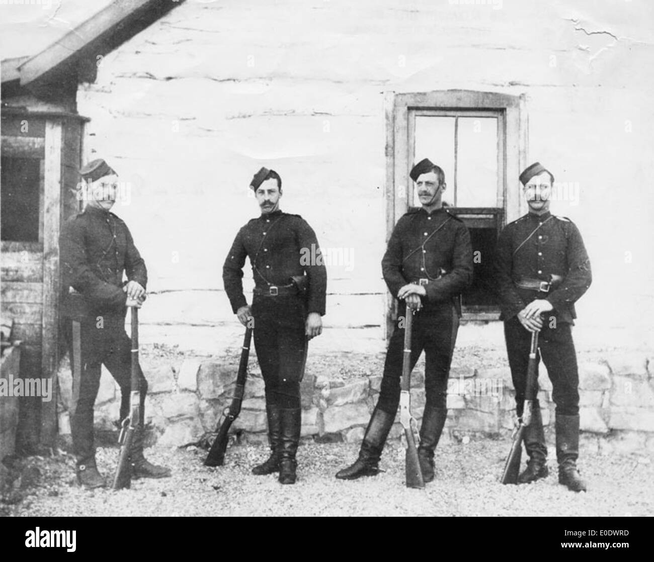 Dieses Foto zeigt eine Abteilung der Royal Northwest Mounted Police in Writing-on-Stone, einer historischen Stätte in Alberta, Kanada. Das Bild zeigt Angehörige der Polizei während des frühen 20. Jahrhunderts. Stockfoto