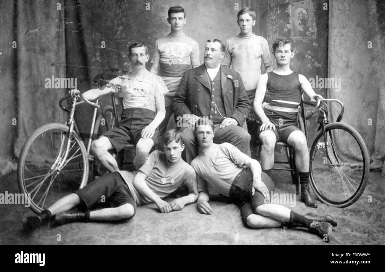 Ein Foto des Lethbridge Bicycle Club, das Mitglieder in Aktion hält, mit verschiedenen geografischen und historischen Referenzen, einschließlich Orten in den Vereinigten Staaten. Stockfoto