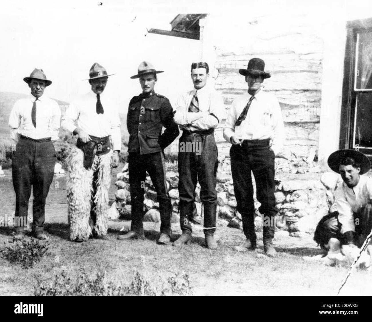 Dieses Foto zeigt Mitglieder der Royal Northwest Mounted Police und Besucher außerhalb der Schreib-auf-Stein-Abteilung. Sie spiegelt die Präsenz von Strafverfolgungsbehörden in Westkanada wider. Stockfoto