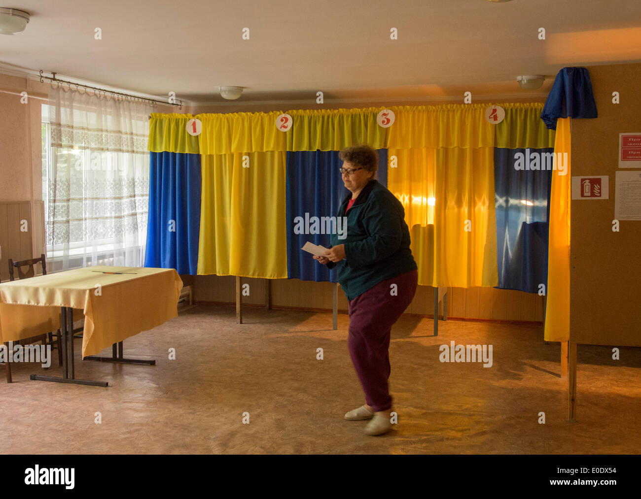 Lugansk, Ukraine. 10. Mai 2014. Chief Electoral Officer von Wahllokal Kontrollen Bereitschaft für das Referendum--am Sonntag, 11. Mai in Lugansk ist geplant, ein Referendum über die Selbstbestimmung in der Region. Referendum in Luhansk ausgeprägt eine Frage:.'' Unterstützen Sie das Gesetz der Ausrufung der Unabhängigkeit der Volksrepublik Luhansk?'' Mögliche Antworten: Ja oder Nein. Bildnachweis: Igor Golovnov/Alamy Live-Nachrichten Stockfoto