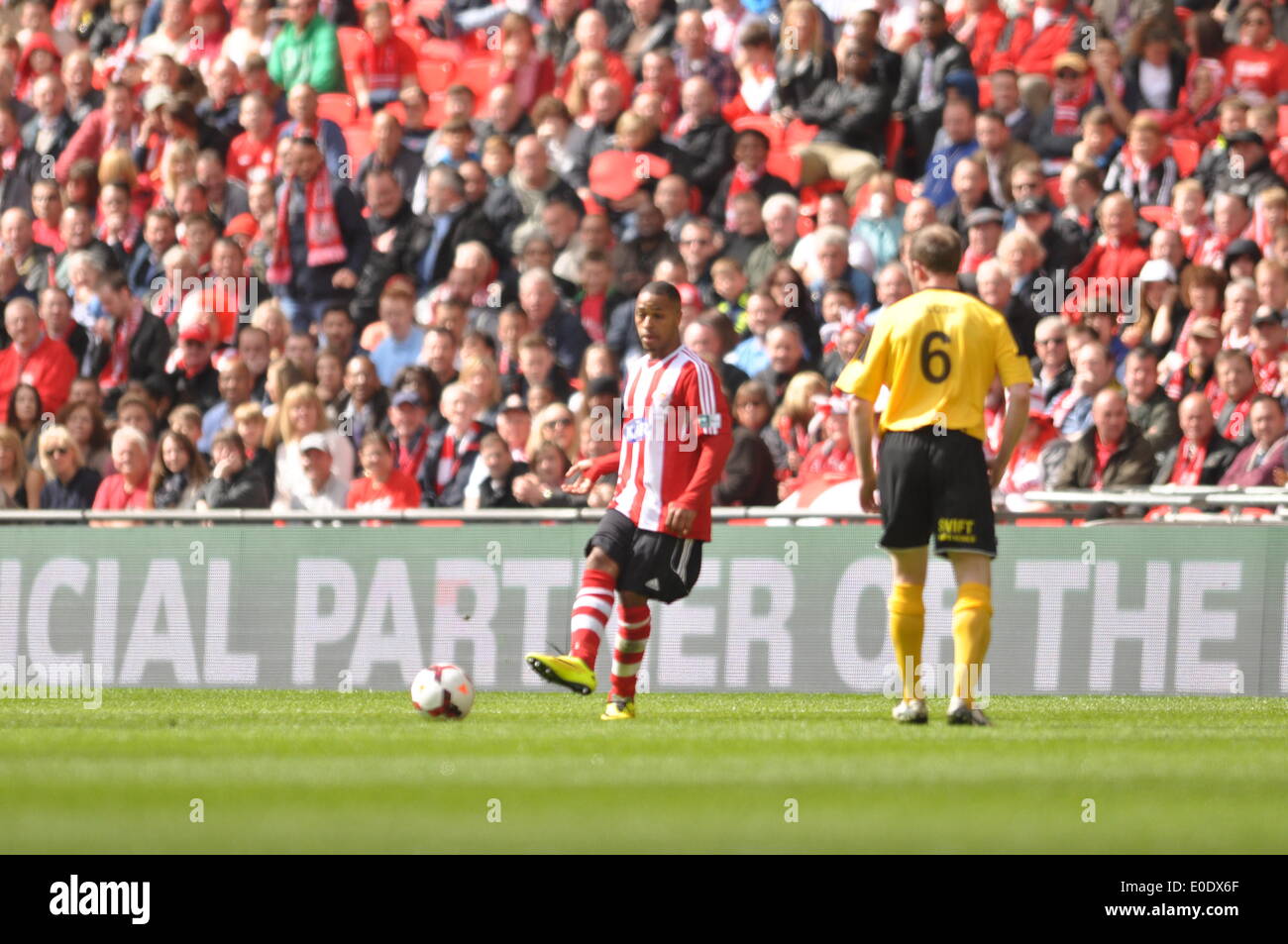 Wembley, London, UK. 10. Mai 2014. Sholing Town FC haben ihren Sitz in Hampshire und sind das diesjährige Champions der Wessex Premier League spielen West Auckland Town FC, die mit Sitz in County Durham und Platz 5 in der zweiten ältesten Fußball-Liga der Welt, die Lega Nord kämpfen um die Ehre der Aufhebung der FA Vase in Wembley Credit: Flashspix/Alamy Live News Stockfoto
