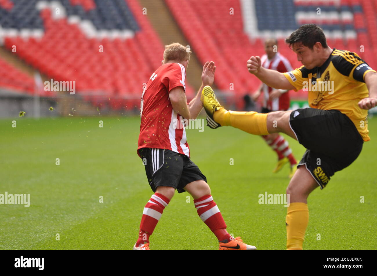 Wembley, London, UK. 10. Mai 2014. Sholing Town FC haben ihren Sitz in Hampshire und sind das diesjährige Champions der Wessex Premier League spielen West Auckland Town FC, die mit Sitz in County Durham und Platz 5 in der zweiten ältesten Fußball-Liga der Welt, die Lega Nord kämpfen um die Ehre der Aufhebung der FA Vase in Wembley Credit: Flashspix/Alamy Live News Stockfoto