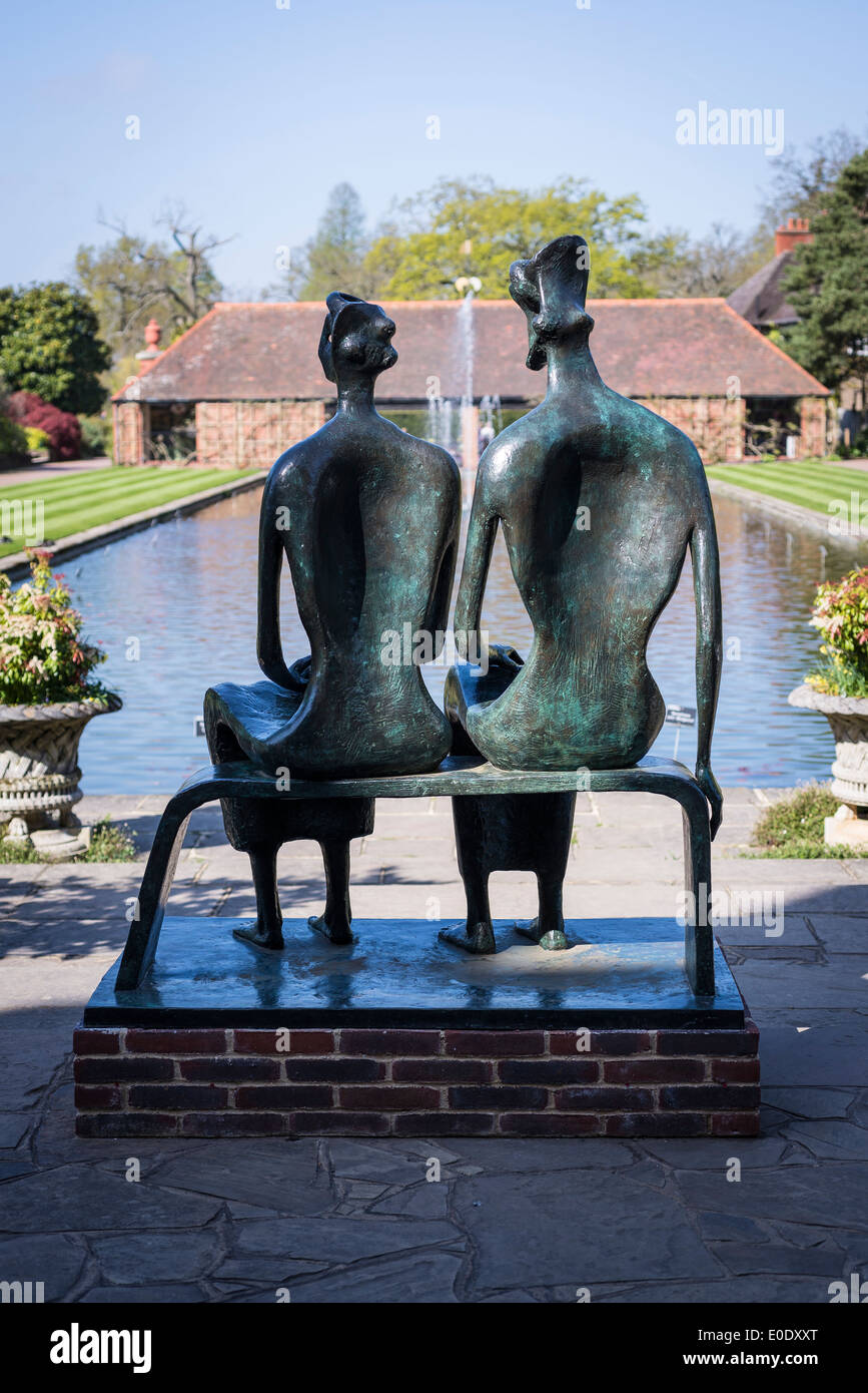 Henry Moore Skulpturen der König und die Königin am RHS Garden Wisley, Surrey, England, UK Stockfoto