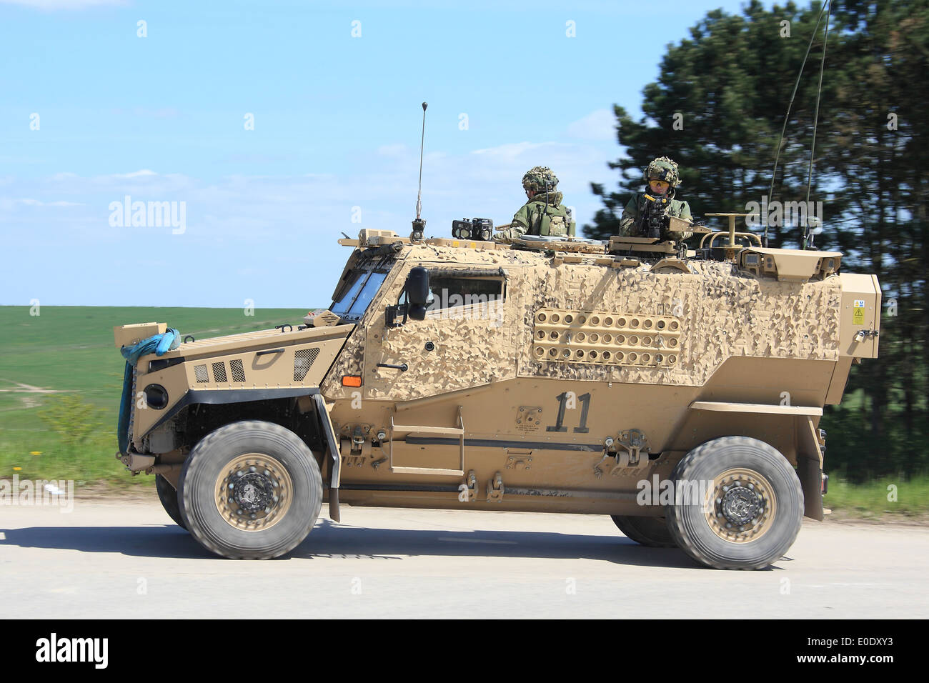 Foxhound geschützt Patrouillenfahrzeug mit Geschwindigkeit auf Salisbury Plain Truppenübungsplatz. Stockfoto