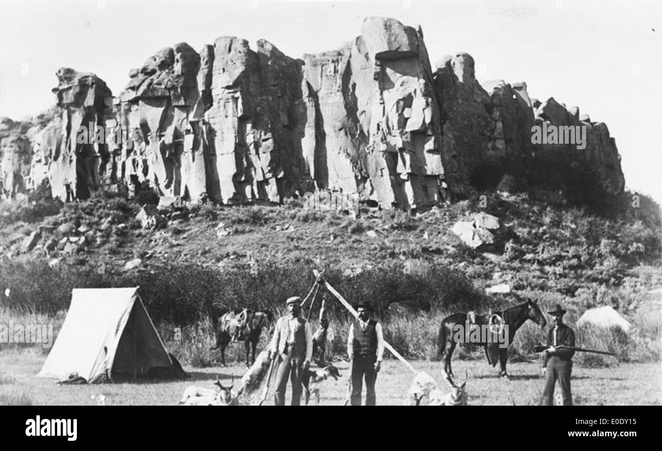 Ein Foto einer Jagdparty in der Nähe des Writing-on-Stone, einer historischen Stätte in Alberta. Dieses Foto aus dem frühen 20. Jahrhundert zeigt die Royal Northwest Mounted Police und Siedler. Stockfoto