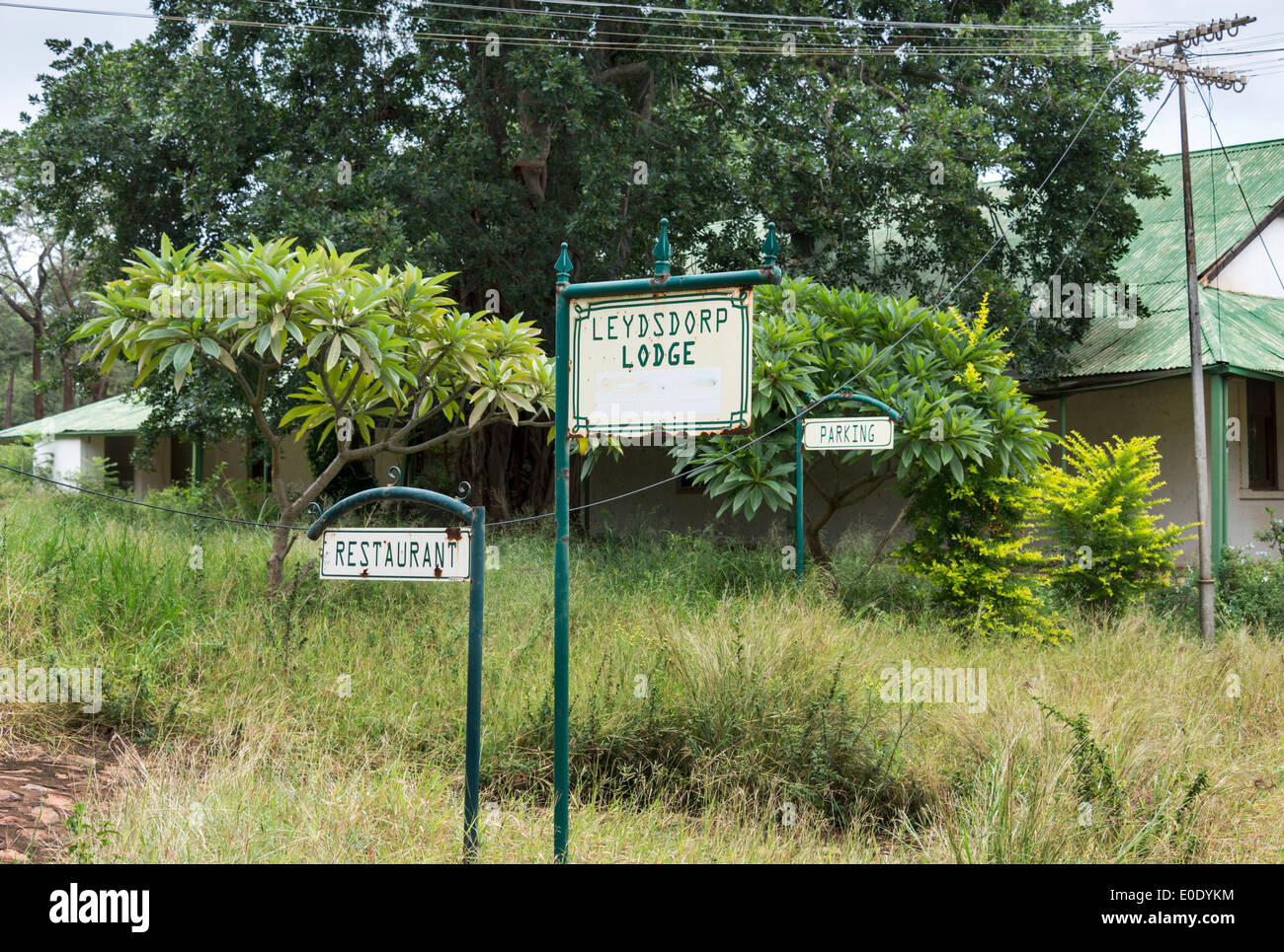 alten aufzugeben Goldmine Dorf Leydsdorp in Südafrika mit Parkplatz und Restaurant Zeichen Stockfoto