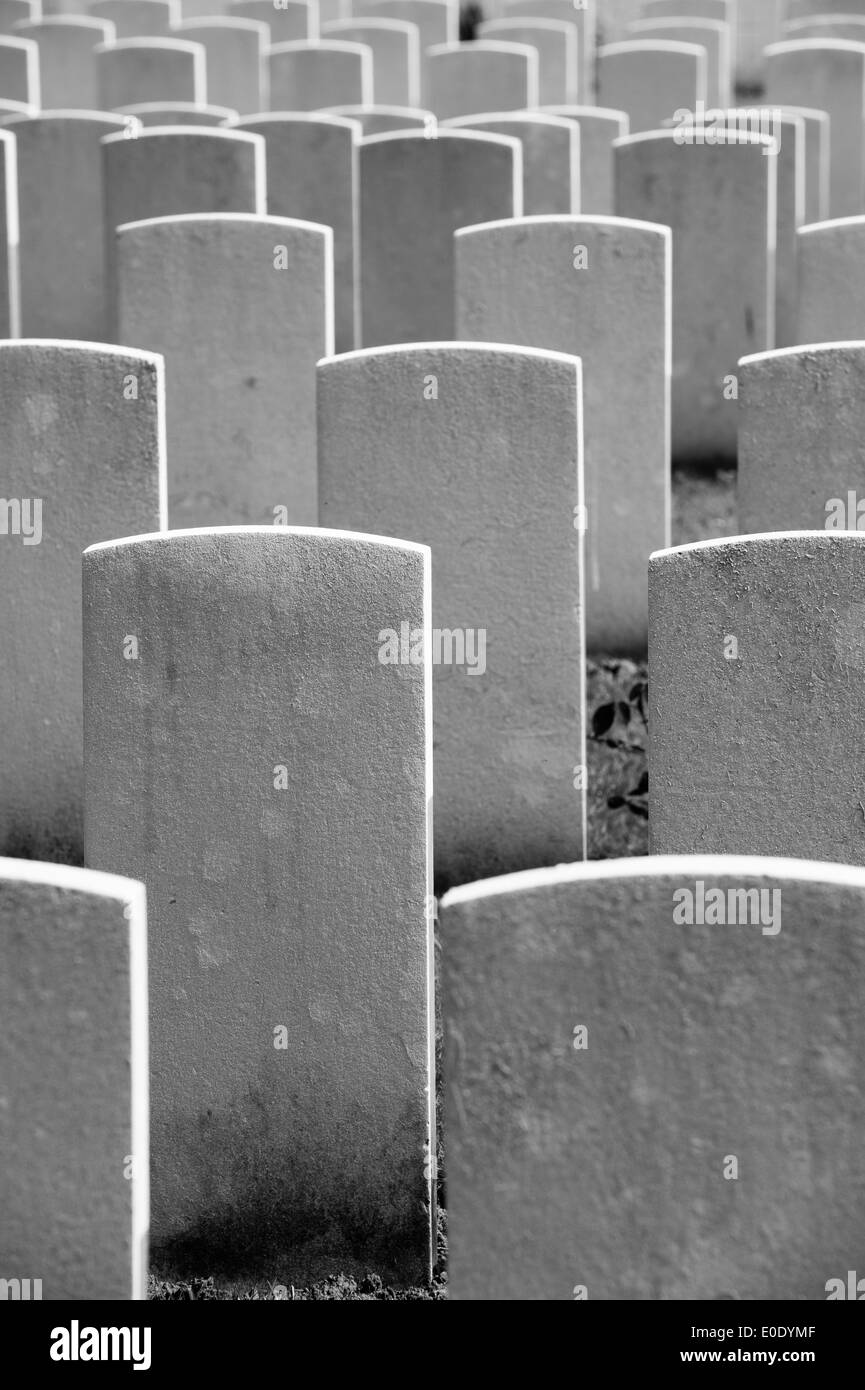 Grabsteine von Soldaten des ersten Weltkriegs, Ypern, Belgien Stockfoto