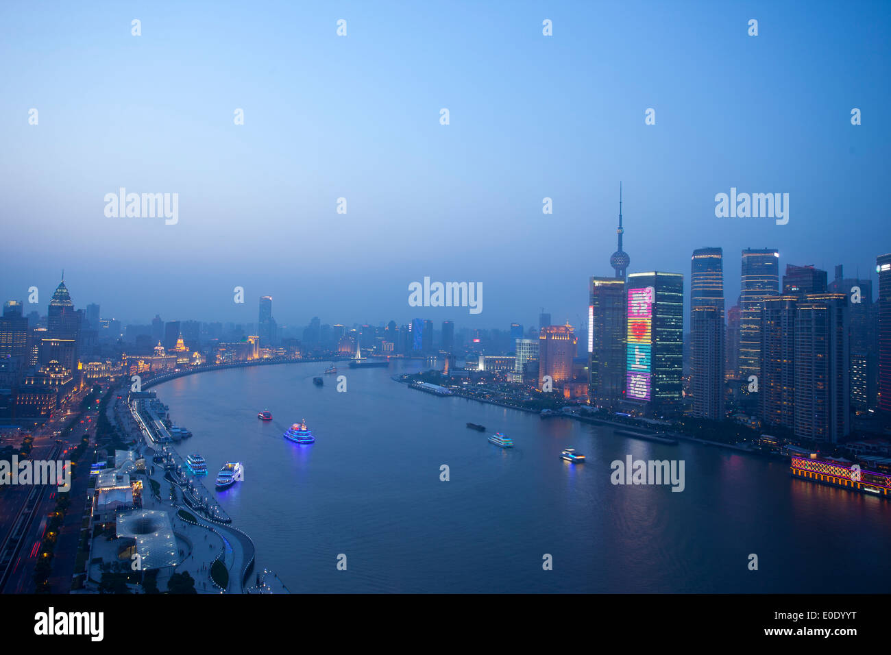 Nachtansicht des shanghai Huangpu river,china.chinese Wort, das bedeutet, dass ich liebe shanghai Stockfoto