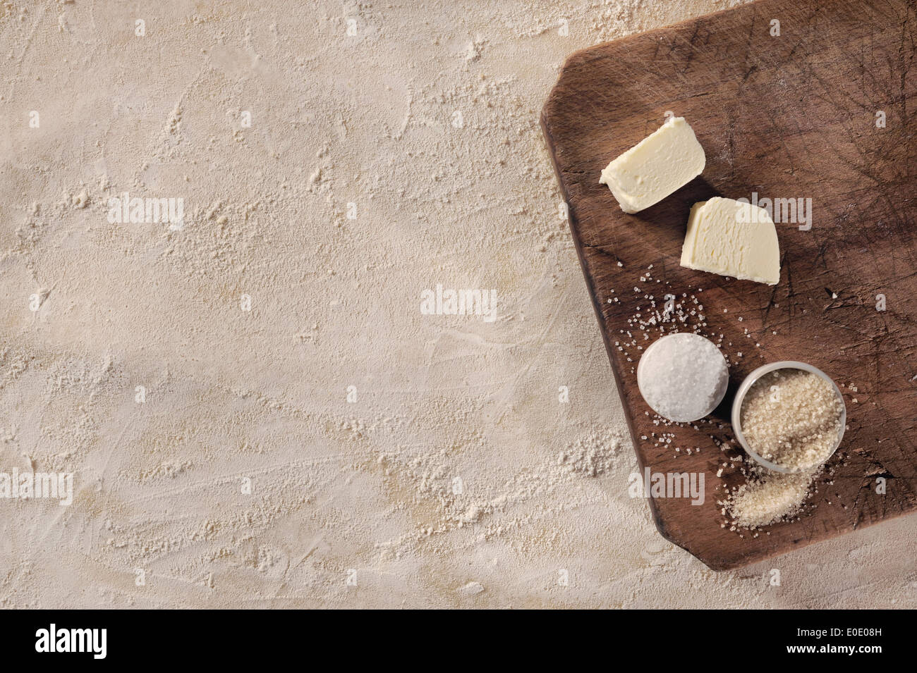 Hausgemachte Küche einrichten. Anpassbare Kochen Rezept Setup, hausgemachte backen Teig, Butter und Zucker über Vintage Holzstütze. Stockfoto