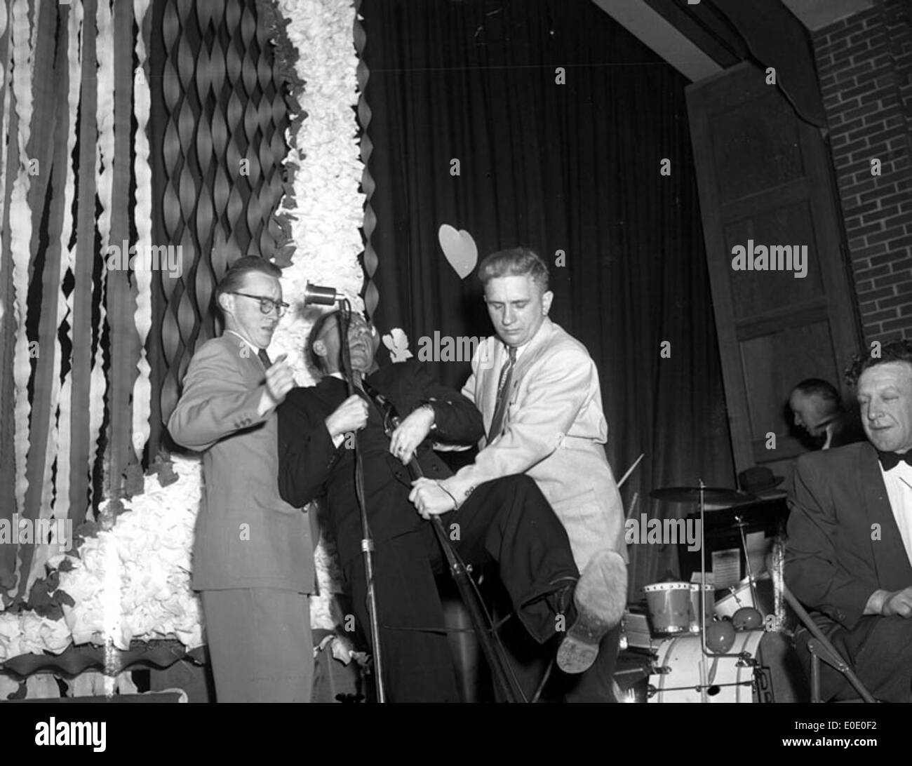 Bürgermeister A. W. Shackleford schockiert über Mikrofone Stockfoto