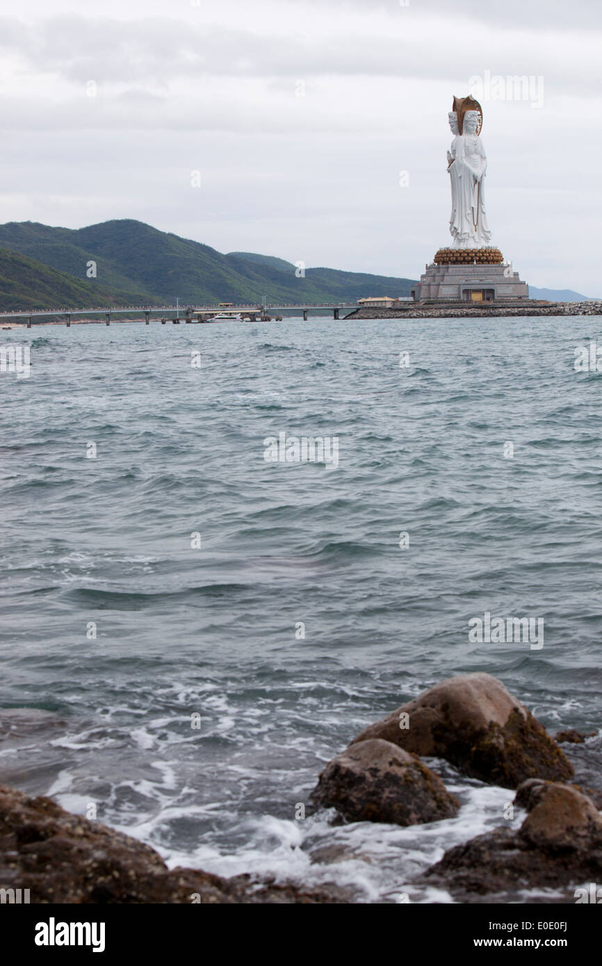 Statue von Guan Yin (Göttin der Barmherzigkeit), Symbol der Buddhismus in China befindet sich in der Stadt Sanya, China Stockfoto