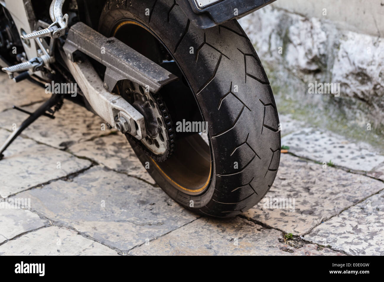 das Hinterrad eines leistungsstarken Motorrad auf der Straße Stockfoto