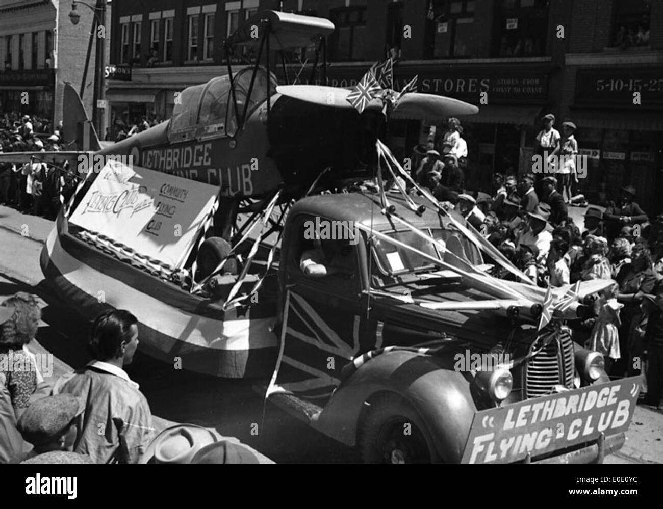 Der Lethbridge Flying Club Float war Teil einer Parade oder öffentlichen Veranstaltung in Lethbridge, Kanada. Es symbolisiert die frühe Luftfahrtgeschichte der Stadt und die Rolle der lokalen Flugvereine bei der Förderung der Luftfahrt und des gesellschaftlichen Engagements. Stockfoto