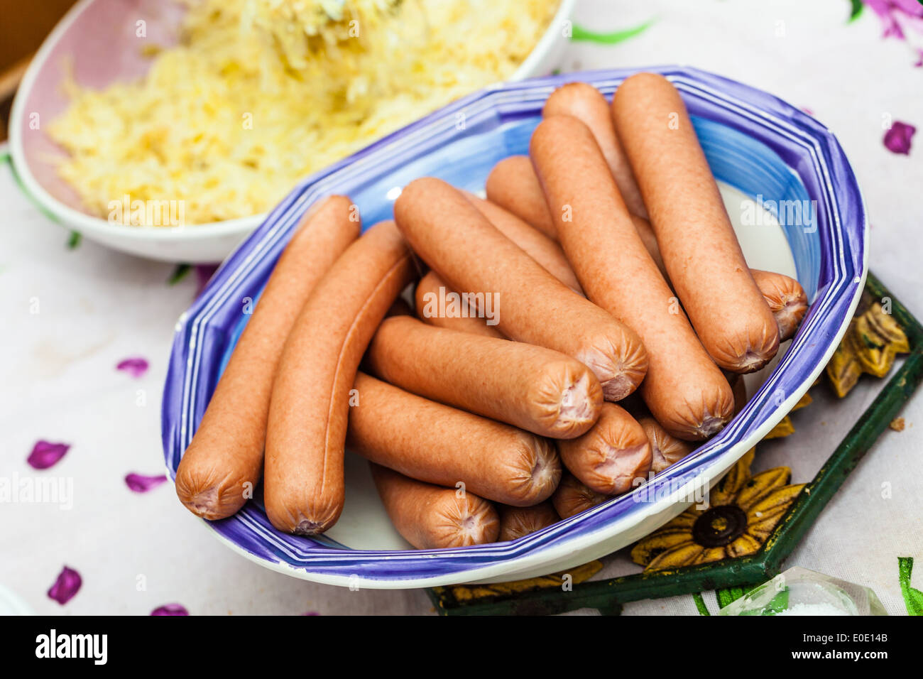 eine Schale gefüllt mit viel Dampf Wiener Würstchen Stockfoto