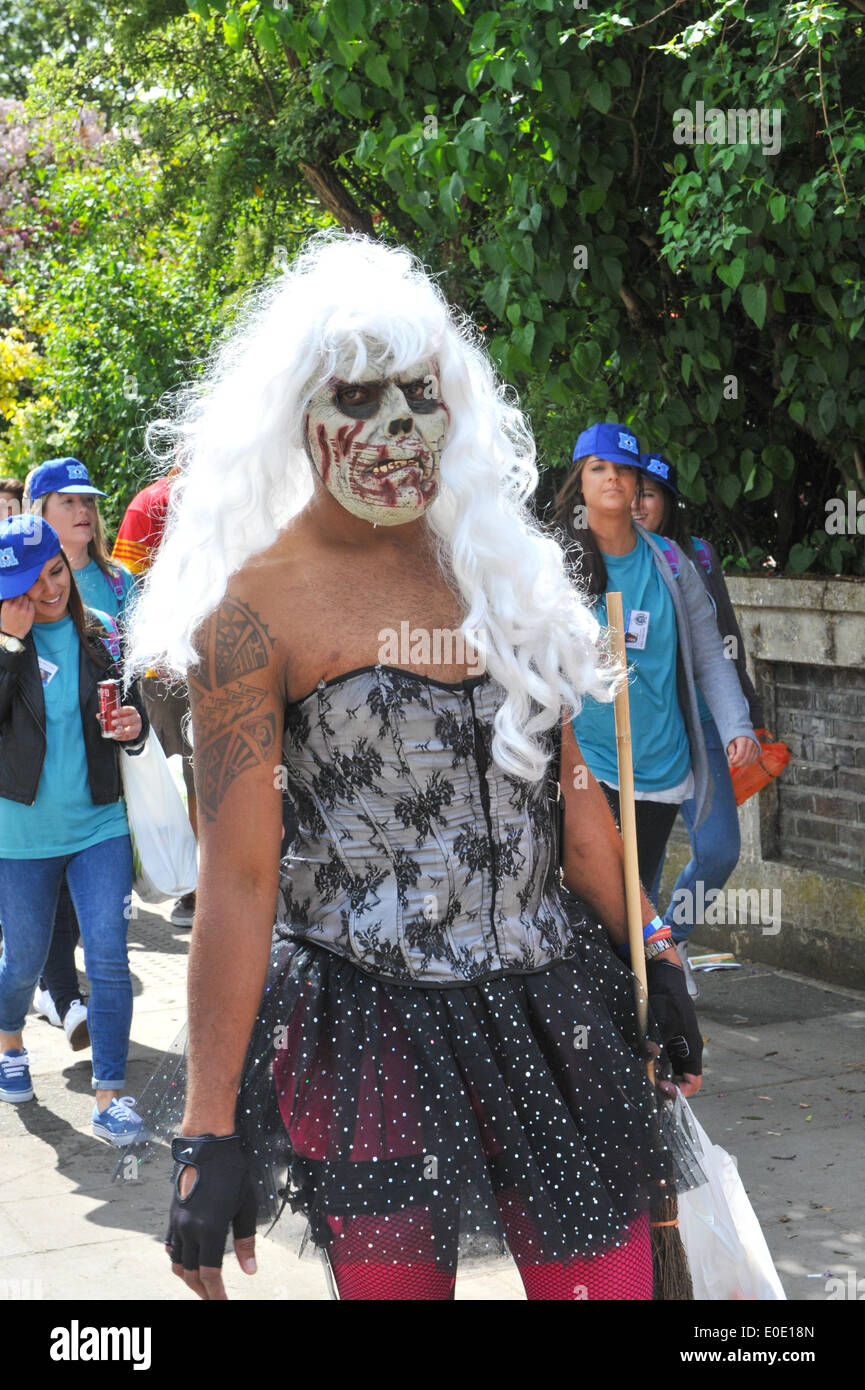 Twickenham, London, UK. 10. Mai 2014. Die Menschenmenge tragen Monster Outfits in allen Formen und Stilen finden ihren Weg zum Stadion. Bildnachweis: Matthew Chattle/Alamy Live-Nachrichten Stockfoto