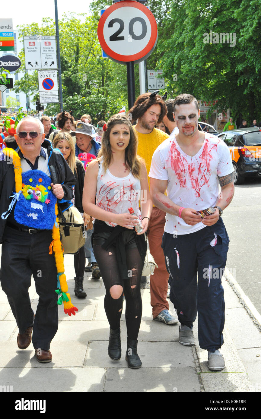 Twickenham, London, UK. 10. Mai 2014. Die Menschenmenge tragen Monster Outfits in allen Formen und Stilen finden ihren Weg zum Stadion. Bildnachweis: Matthew Chattle/Alamy Live-Nachrichten Stockfoto