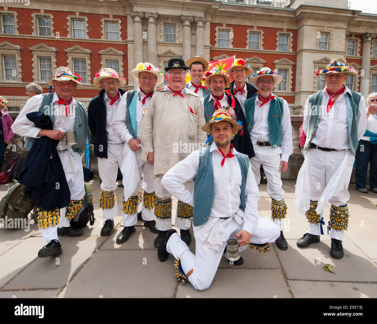 Admiralty Arch, Mall, London. 10. Mai 2014. Icknield Way Morris Männer führen eine traditionellen Tanz Anzeige während des Westminster Morris Männer Tag des Tanzes umfasst traditionelle Cotswold Morris, Molly Dancing und rhythmische Clog tanzen. Bildnachweis: Malcolm Park Leitartikel/Alamy Live-Nachrichten Stockfoto