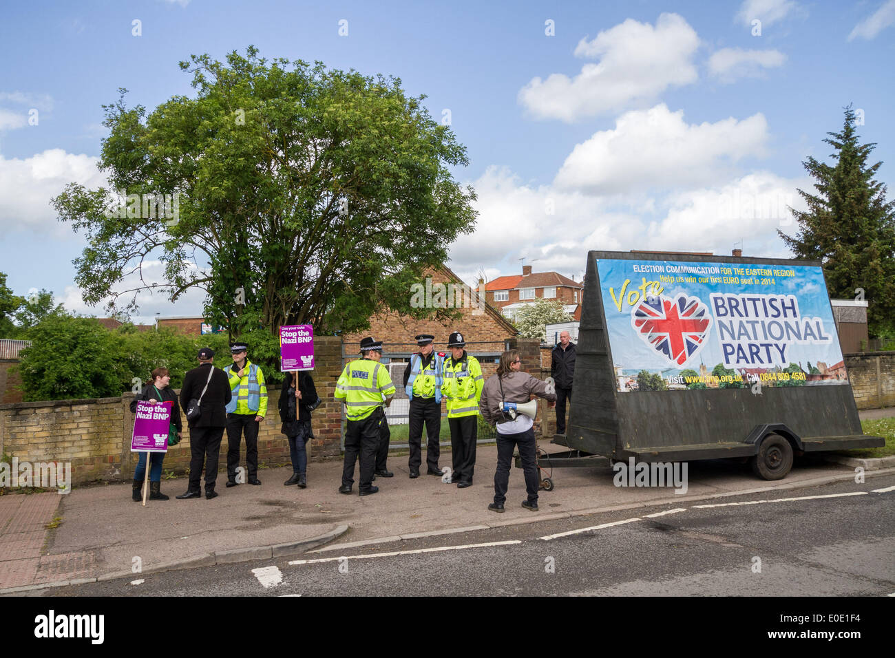 Hemel Hempstead, Großbritannien. 10. Mai 2014. British National Party (BNP) Protest gegen möglichen Moschee-Standort in Hemel Hempstead UK Credit: Guy Corbishley/Alamy Live News Stockfoto