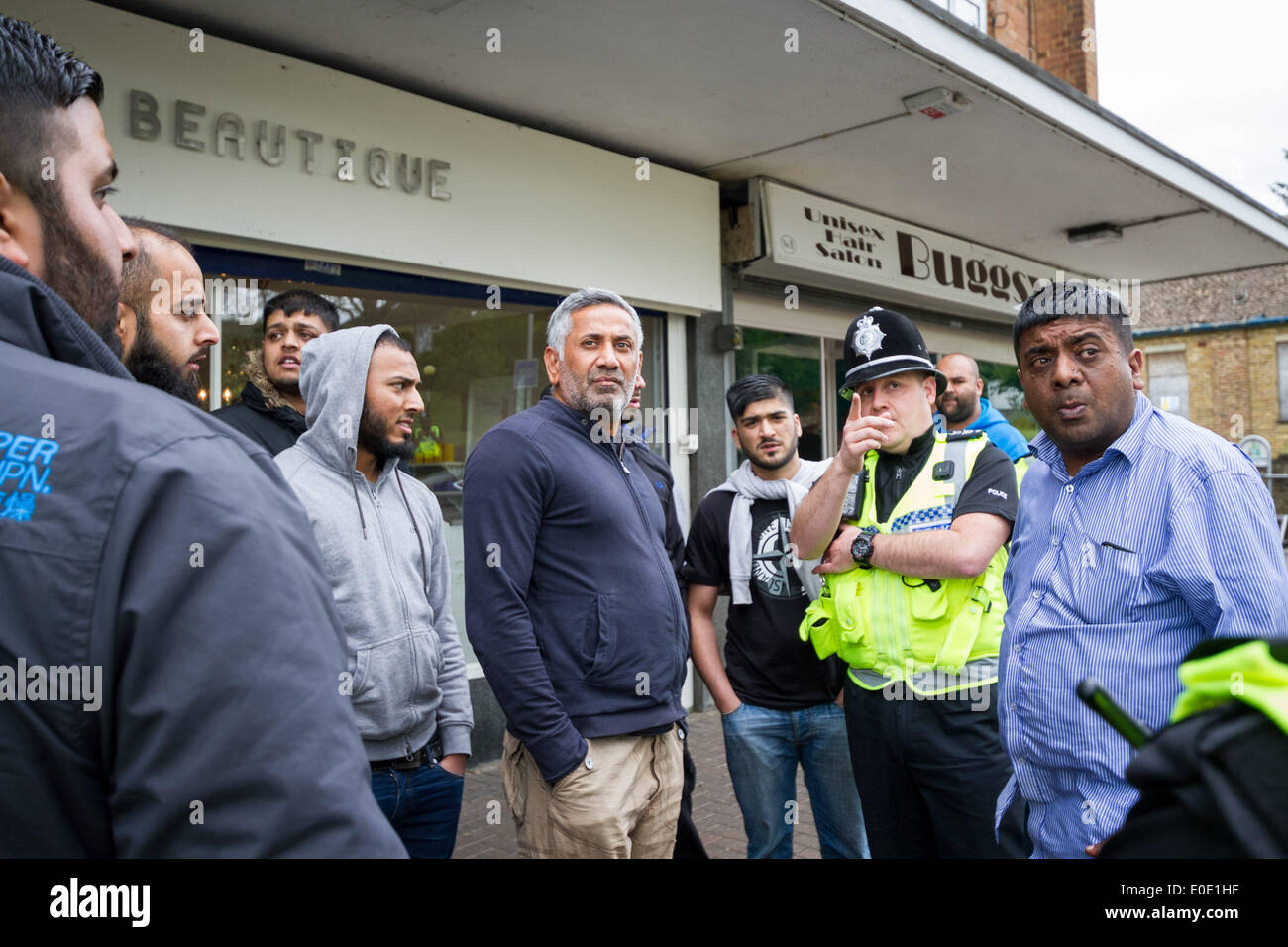 Hemel Hempstead, Großbritannien. 10. Mai 2014. Lokale asiatische Männer in Hemel Hempstead sollen von der Polizei weiter, wie British National Party (BNP) Anhänger Protest gegenüber behauptet eine Kirche Brachfläche in der Stadt Pläne hat, eine Moschee zu werden. Bildnachweis: Guy Corbishley/Alamy Live-Nachrichten Stockfoto