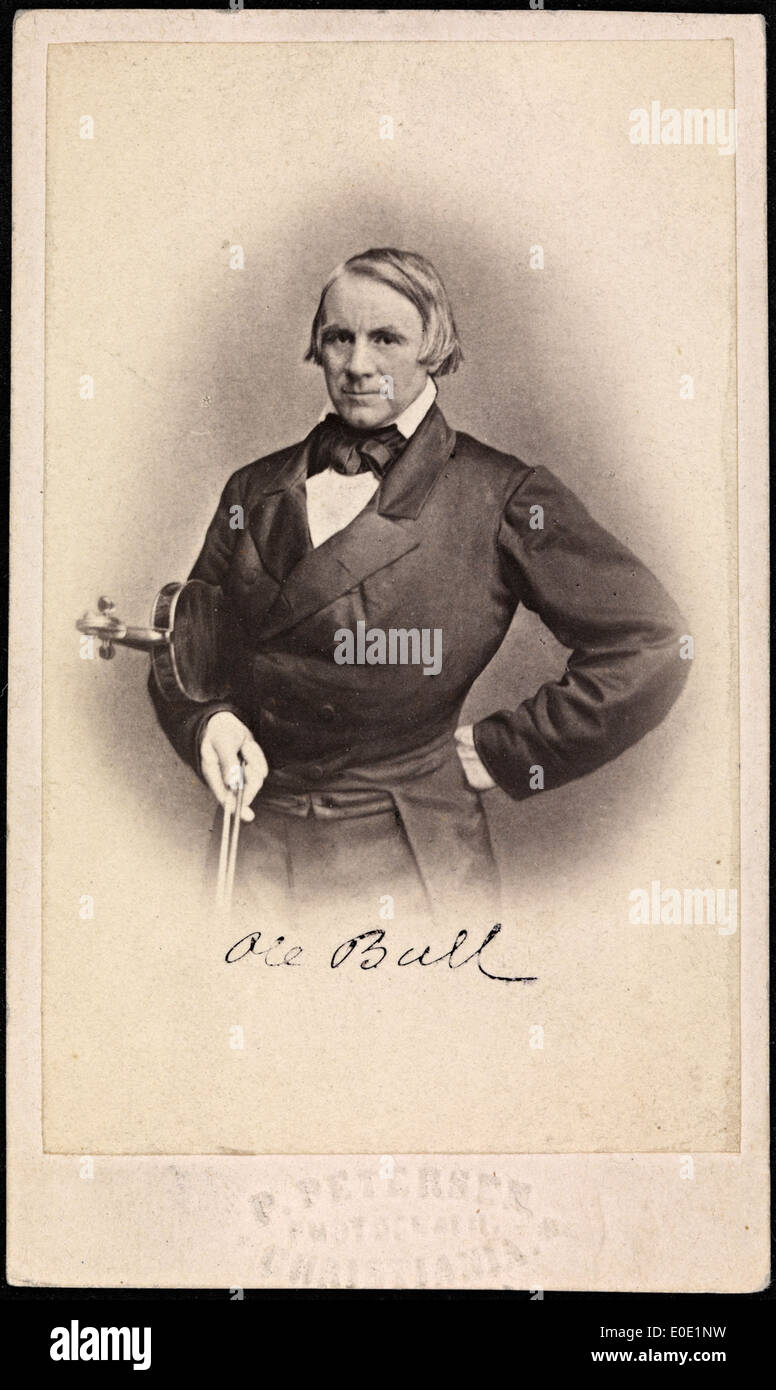 Ein Visitenkartenportrait von Ole Bull, dem berühmten Geiger, der ihn mit seiner Violine zeigt. Dieses Bild fängt seine klassische Präsenz und sein Vermächtnis ein. Stockfoto