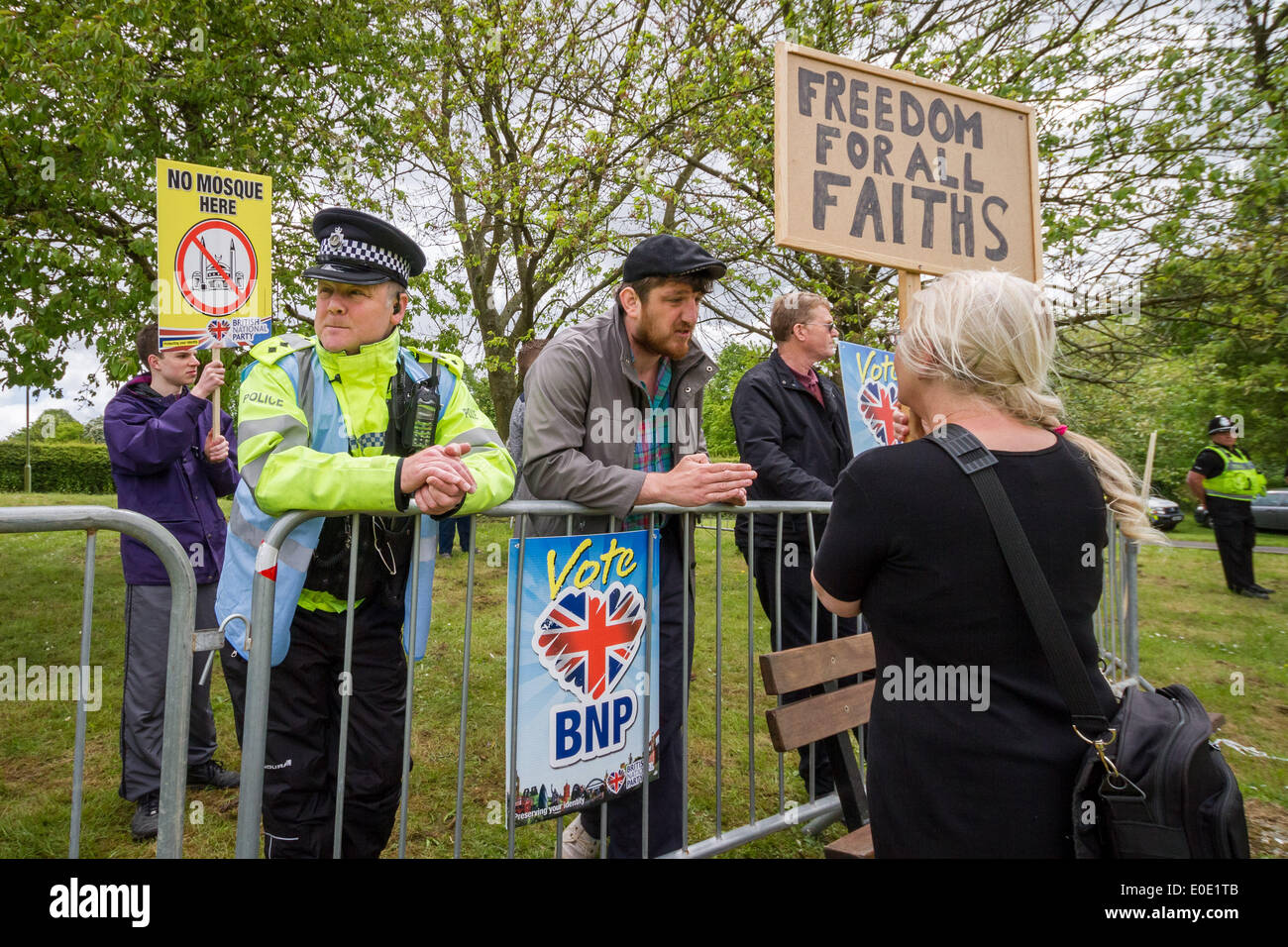 Hemel Hempstead, Großbritannien. 10. Mai 2014. British National Party (BNP) Protest gegen möglichen Moschee-Standort in Hemel Hempstead UK Credit: Guy Corbishley/Alamy Live News Stockfoto