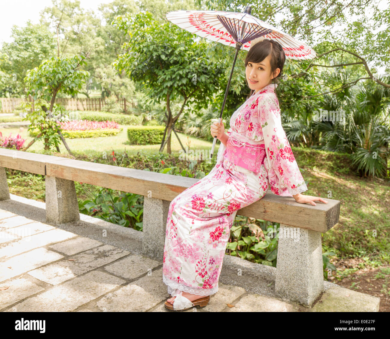 Chinesische Dame tragen Kimono im traditionellen japanischen Stil Garten Stockfoto