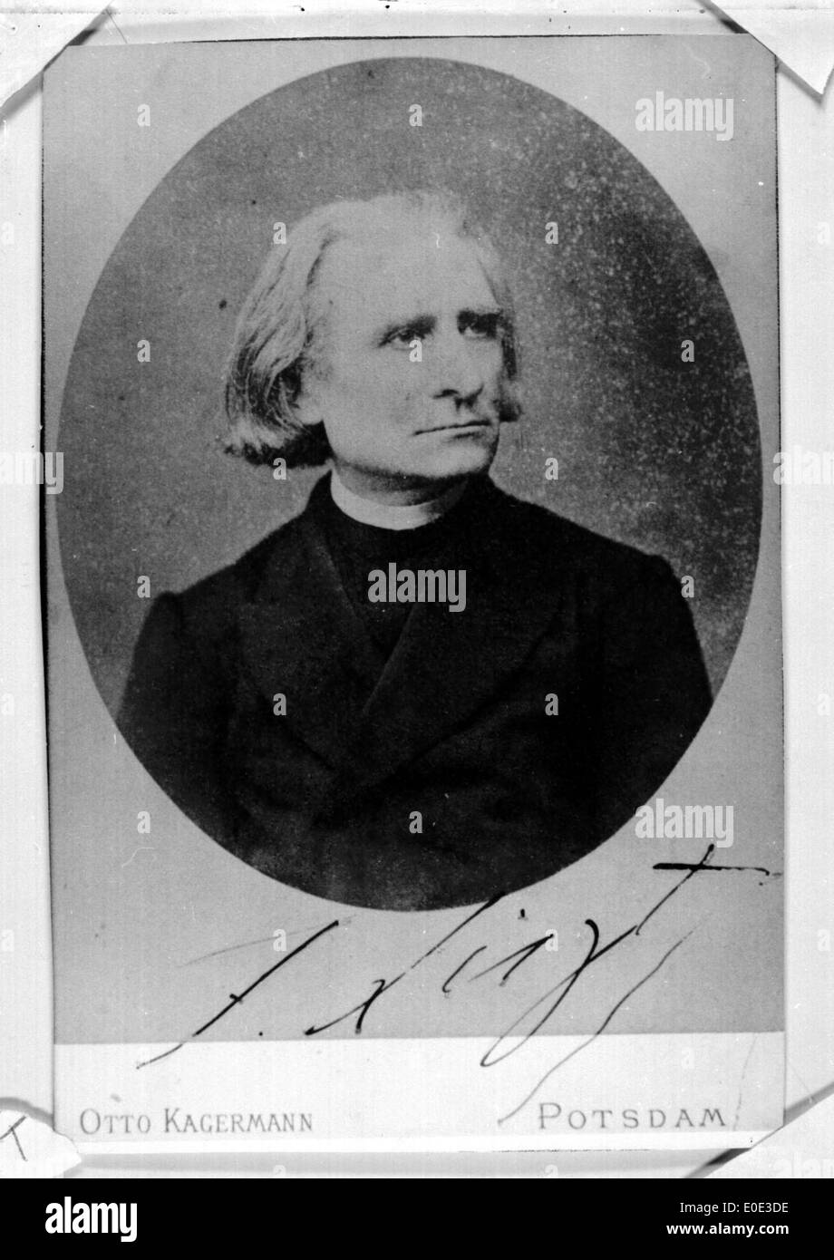 Dieses Porträt von Franz Liszt, einem bekannten ungarischen Komponisten und Pianisten, unterstreicht seinen Einfluss auf die Musik des 19. Jahrhunderts. Die Fotografie spiegelt Liszts historische Bedeutung wider und verweist auf verschiedene Orte, die mit seinem Leben und seiner Zeit verbunden sind. Stockfoto