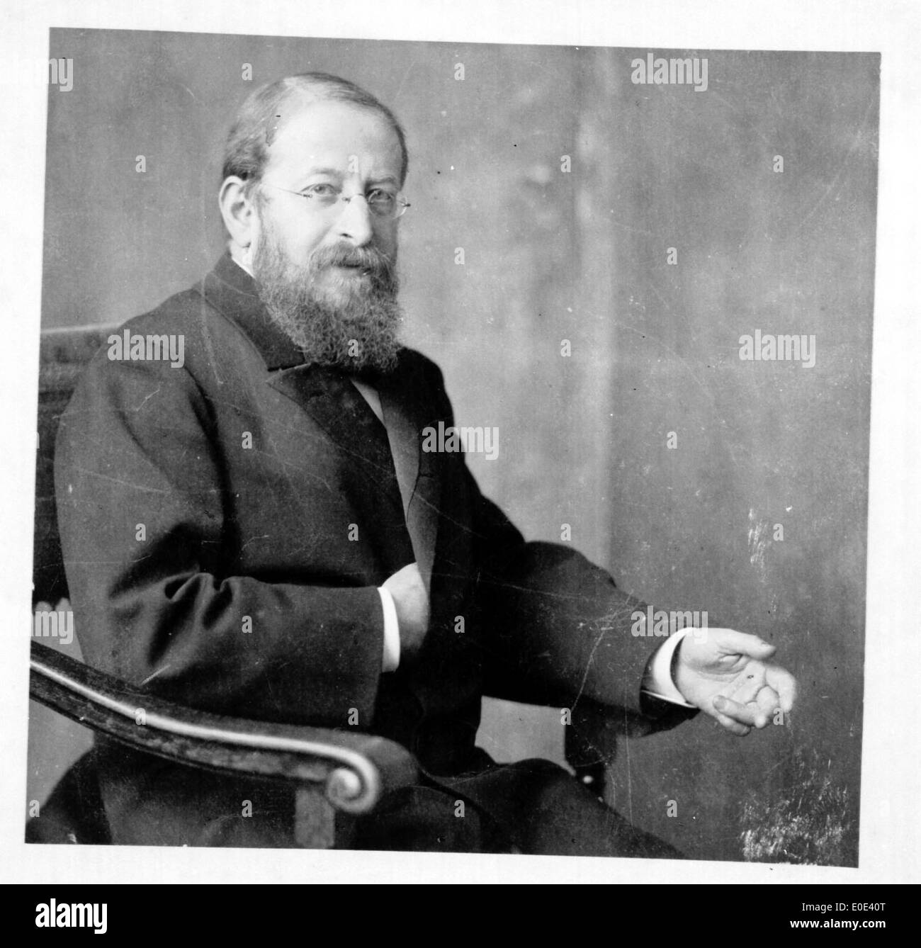 Ein klassisches Schwarz-weiß-Porträt eines Mannes, aufgenommen in einer historischen Umgebung. Das Foto zeigt die Gesichtszüge und Kleidung des Motivs und bietet einen Einblick in die Vergangenheit und die Mode der Epoche. Stockfoto