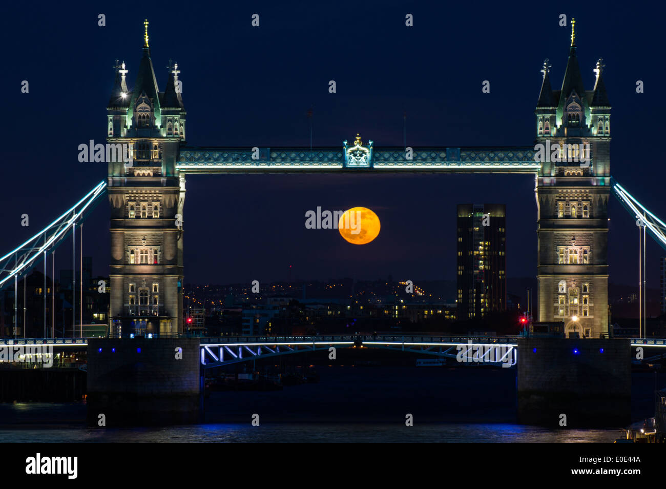 Vollmond steigt über die Tower Bridge in London England Großbritannien Stockfoto