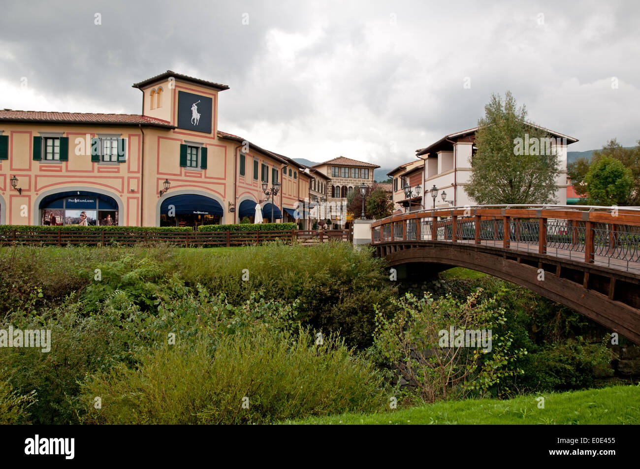 McArthurGlen Barberino Designer Outlet shopping Arcade-Zentrum-Mall in Barberino di Mugello in der Nähe von Florenz Toskana Italien Stockfoto