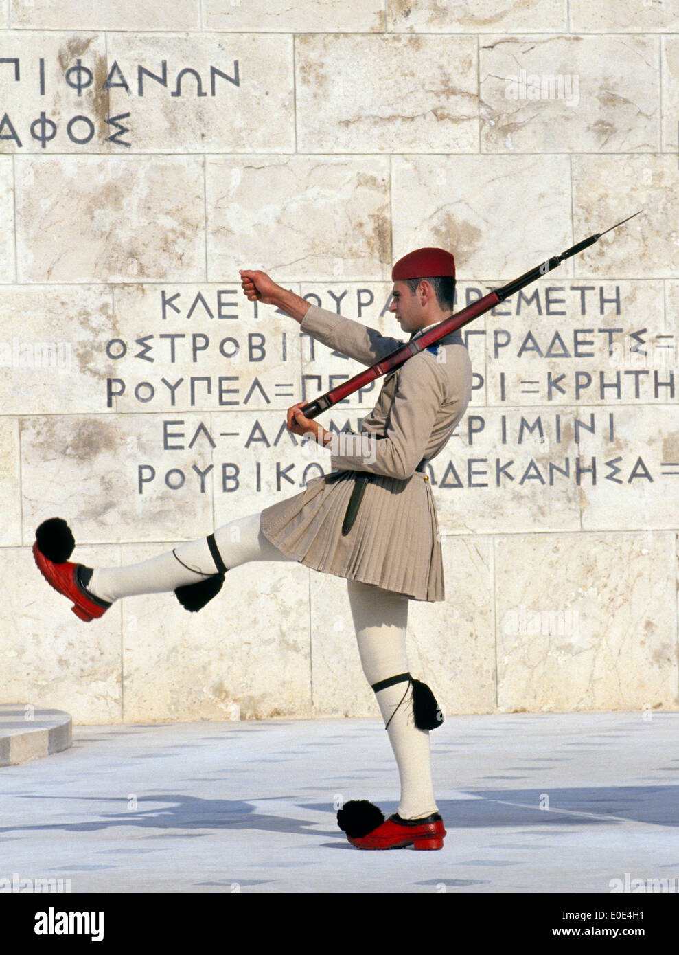Ein Soldat in der griechischen Präsidentengarde (Evzones) marschiert am Grab des unbekannten Soldaten in Athen, Griechenland. Stockfoto