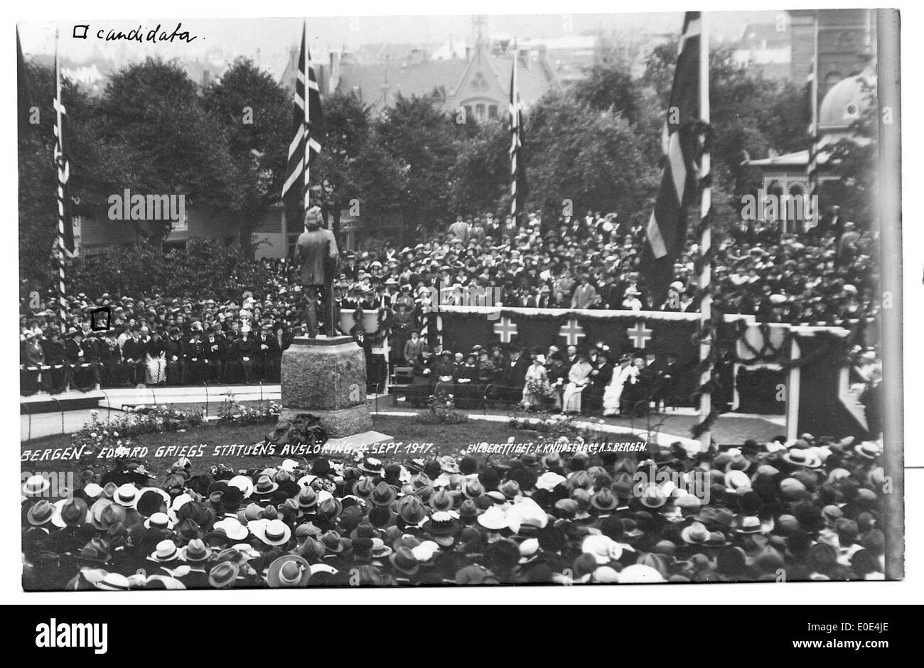 Die Enthüllung der Edvard Grieg-Statue ist ein wichtiges kulturelles Ereignis zu Ehren des berühmten norwegischen Komponisten. Diese Zeremonie feierte seine Beiträge zur klassischen Musik und seinen nachhaltigen Einfluss auf die kulturelle Identität Norwegens. Stockfoto
