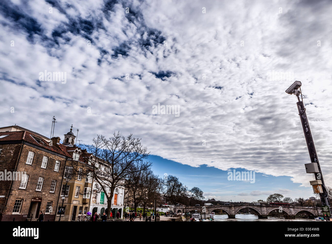 Großer Bruder ist gerade - CCTV-Kamera und Altocumulus-Wolken über Themse und am Flussufer Bauten in Richmond, Surrey, UK Stockfoto