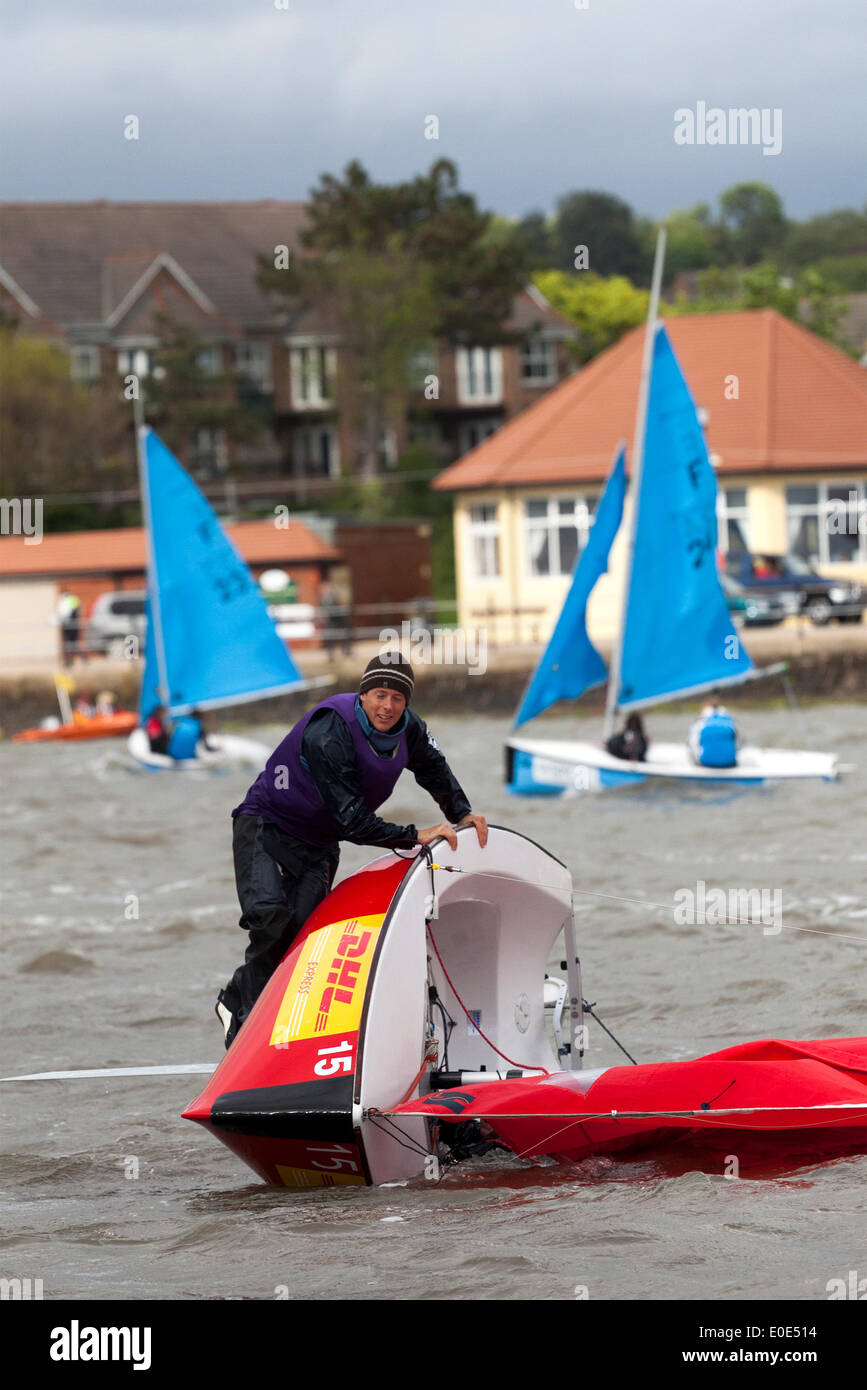 West Kirby, Liverpool. 10. Mai 2014.  Gekenterten DHL Yacht an der britischen Open Team Racing Championships Trophy 2014.  Segeln der Premier League "Der Wilson Trophy" Olympic-Klasse 200 Seeleute konkurrieren jährlich über Kirbys marine Amphitheater in einem der weltweit beliebtesten Veranstaltungen wo Hunderte von Zuschauern 300 kurz verfolgen, scharf rasende Rennen in drei-Boot Mannschaften Gedränge an einem See, Marina die Größe eines Fußballfeldes, den begehrten Titel zu verdienen: "Wilson Trophy Champion." Bildnachweis: Cernan Elias/Alamy Live-Nachrichten Stockfoto