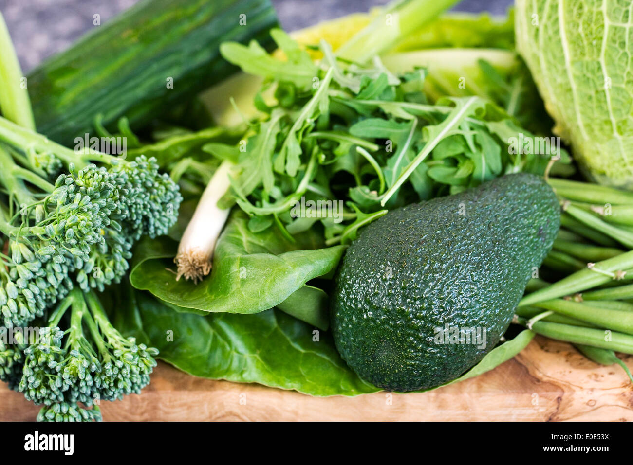 Grünes Gemüse auf einem Holzbrett. Stockfoto